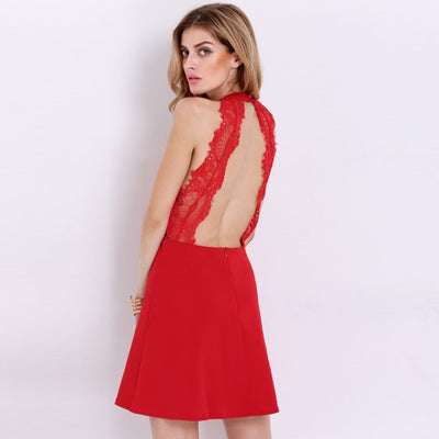 Rød halter neck kjole med blonde bar ryg