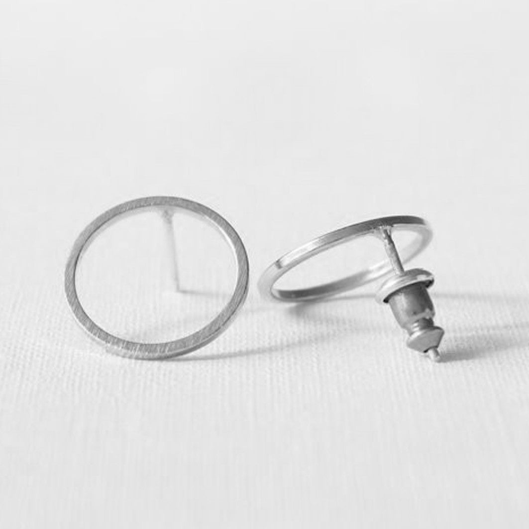 Minimalisktiske hollow cirkel sølv øreringe