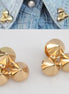 Broche med nitter til kraven