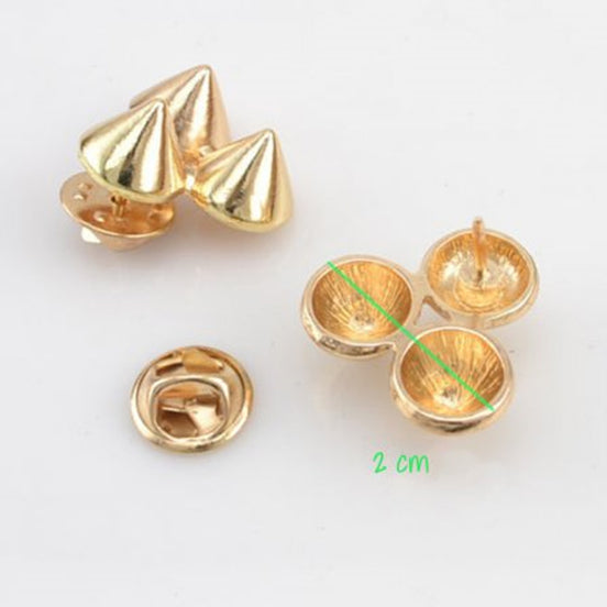 Broche med nitter til kraven guld