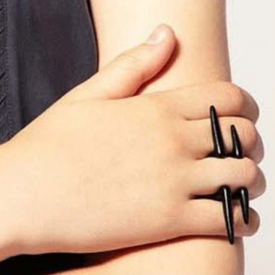 Ring med spikes igennem fingeren