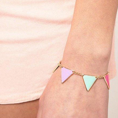 Armbånd med pastelfarvede vimpler