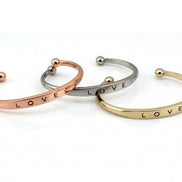 Armbånd med LOVE tekst
