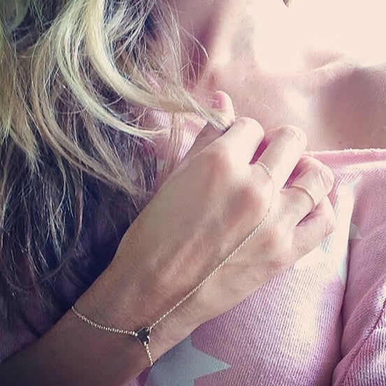 Armbånd med fingerring af kæde