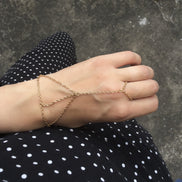 Slave armbånd med kæde til fingerring