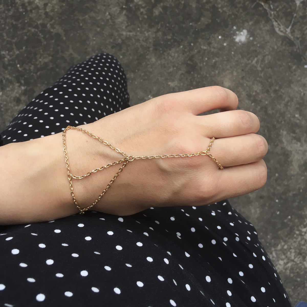 Slave armbånd med kæde til fingerring