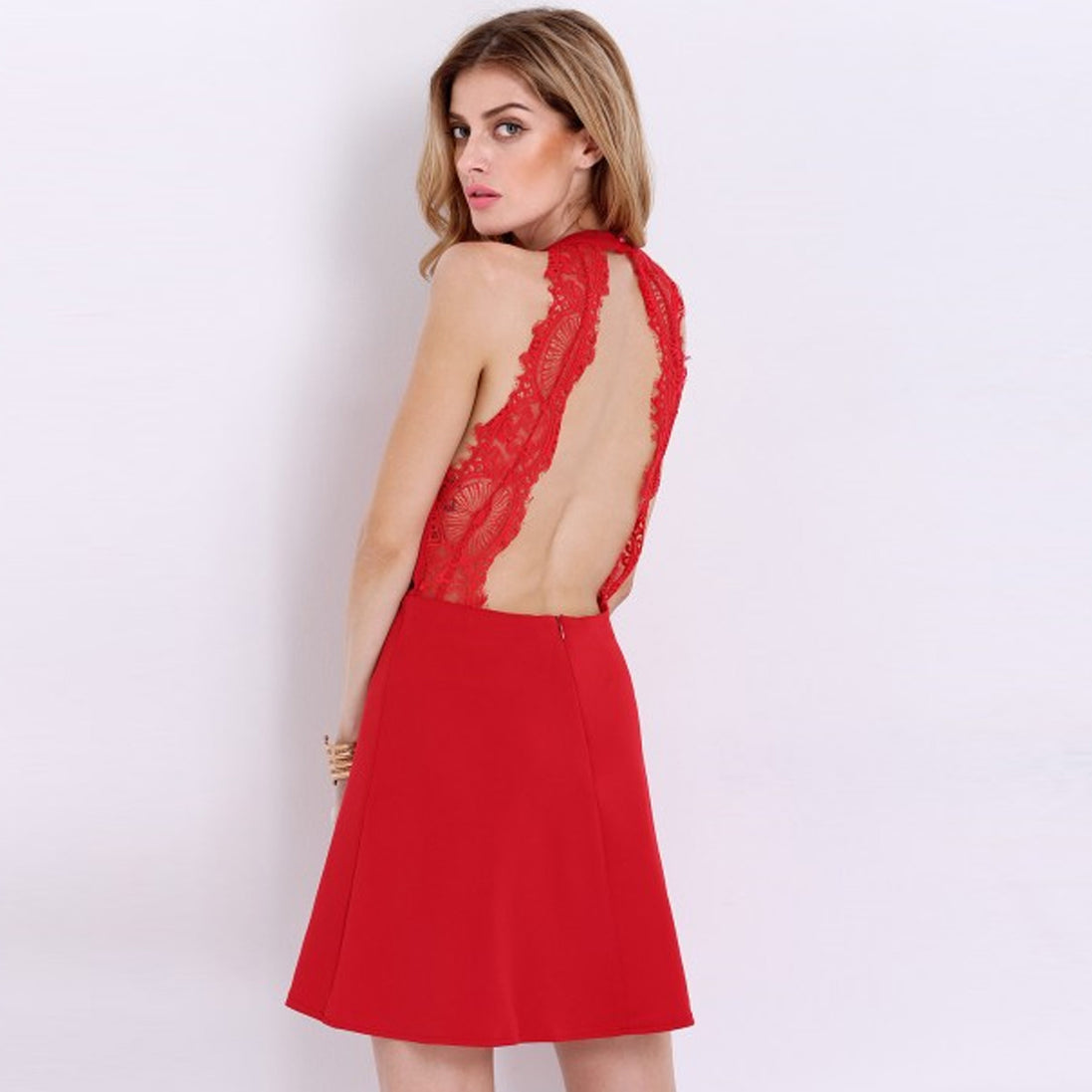 Rød halter neck kjole med blonde bar ryg