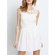 Kort hvid blomster blonde kjole