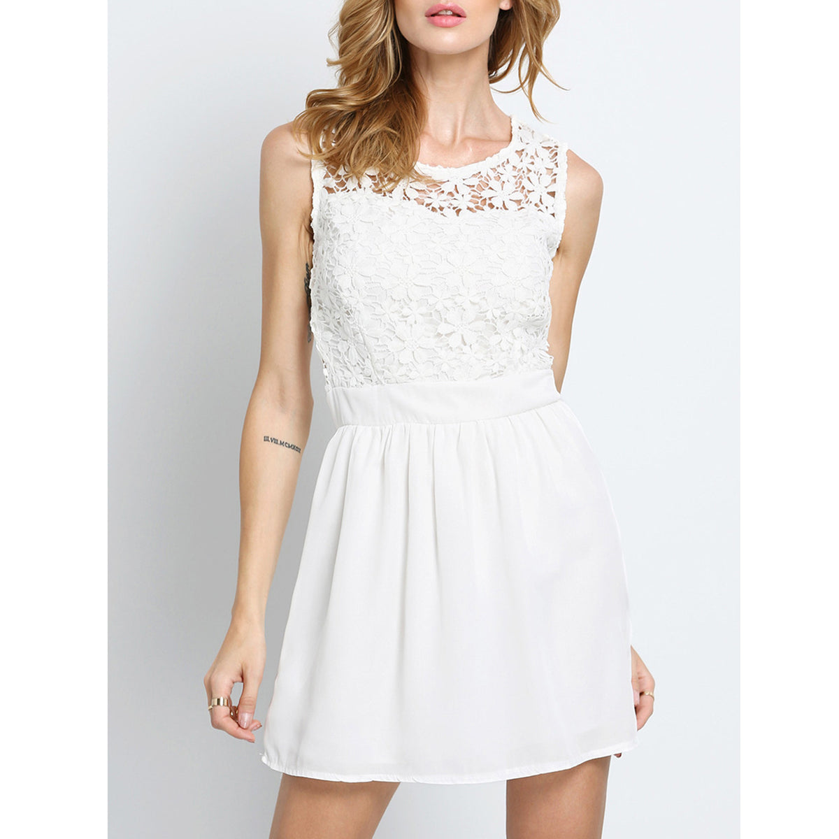 Kort hvid blomster blonde kjole